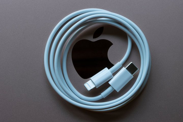 iPhone 15USB-C̗pAgF؃P[uhƋ}[dȂǔΉ