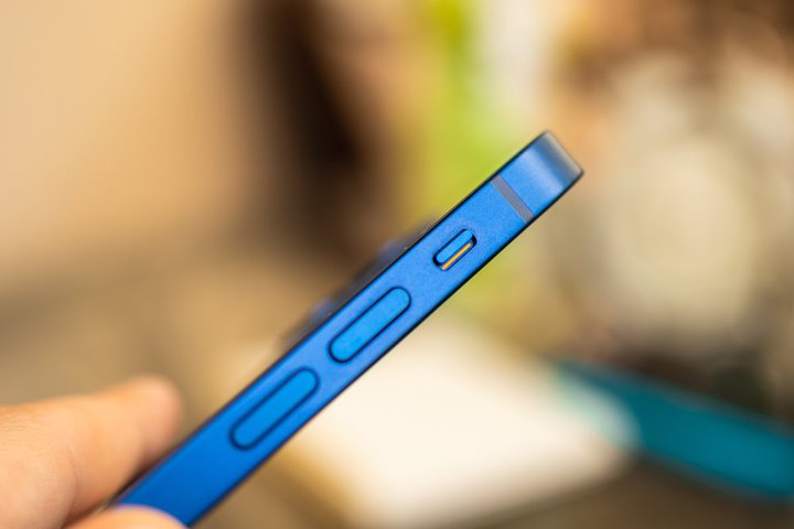 uiPhone 15 Prov̊{^AdItobe[؂ł삩