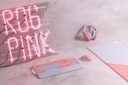 ASUS�A�s���N�̃Q�[�~���O�w�b�h�Z�b�g�uROG STRIX Fusion 300 PNK LTD�v