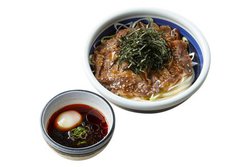 丸亀製麺、神戸牛を使った“夏うどん”新メニュー「神戸牛旨辛つけうどん」「神戸牛焼肉丼」