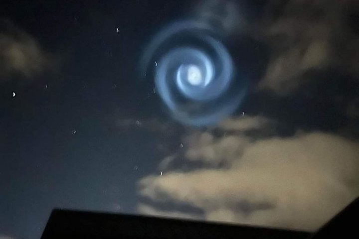 夜空に突然現れた謎のうずまき雲…正体は宇宙ロケットが放出したガス【Gadget Gate】