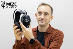 �u�w�b�h�z���́A�A�[�g���y���ޕ����̈ꕔ�v�BMeze Audio��CEO�����A�t���O�V�b�v�w�b�h�z���uARTA�v�̑_��