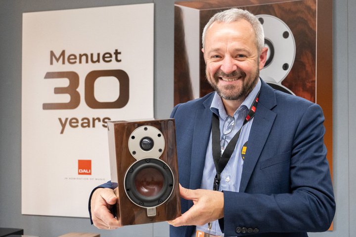 DALI�uMENUET�v30���N�L�O�C���^�r���[�B�R���p�N�g��➑̂ɔ�߂�ꂽ���͂�U��Ԃ�