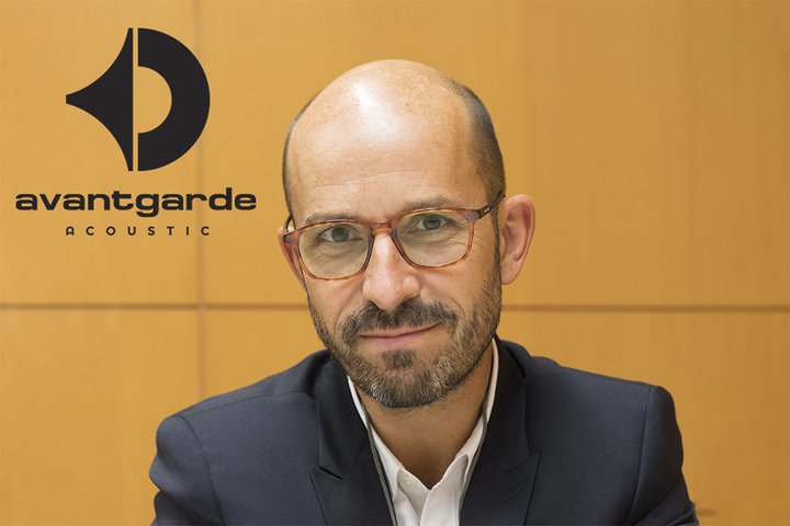 �y���ʃC���^�r���[�z�A���@���M�����h�ŐV�z�[���X�s�[�J�[�uTRIO G3�v�a���̔w�i��{���X�^�b�t�ɐu��