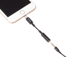 IEebNAfɋLightning-3.5mmCz[qϊA_v^[