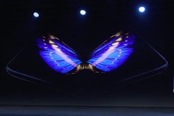 TXAX}z̐܂肽ݎfBXvCuInfinity Flex Displayv𔭕\