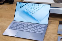 ASUSAzfBXvCeL[^b`pbhڂ̃oCm[guZenBook 13^14^S13v