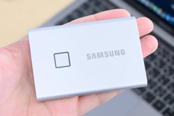 TXAwFؓڂ̊OtSSDuT7 TouchvBő]x1,050MB/sɑΉ