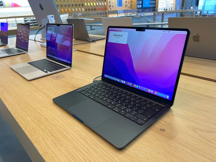 fUCV́uMacBook Airv{BApple \Qɂ͎@߂čs