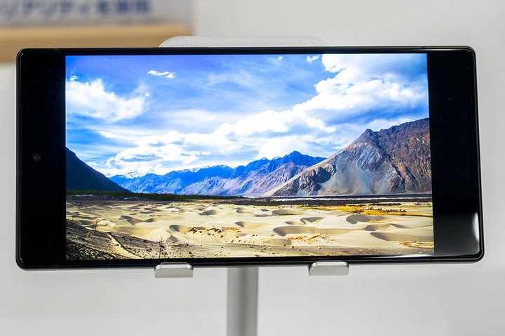 V[vǍX}[gtHuAQUOS R10vBs[NPx3000nitsɃAbv