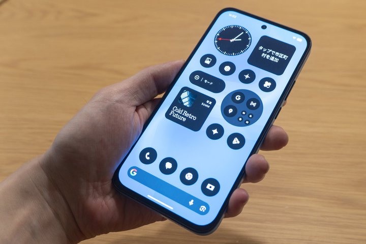 Nothing�A�g���ő�h�̃o�b�e���[�𓋍ڂ����~�h���N���X�X�}�z�uPhone (4b)�v
