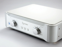 �G�\�e���b�N�̃t�H�m�C�R���C�U�[�uE-02�v�B�S�i�t���o�����X�݌v�ɂ��g�A�i���O�̒��_�h�𒮂�