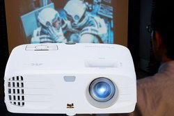 14万円切り！ いま最も手頃な4K/HDRプロジェクター、ViewSonic「PX727