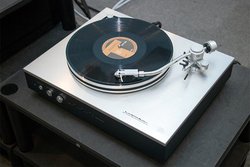 ���b�N�X�}���̃��R�[�h�v���[���[�uPD-151�v���r���[�B�x���g�h���C�u�Ȃ�ł͂̉��y���Ɩ����ȕ\���𗼗�