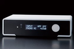 M2TECH�uNASH�v�𒮂��B�Ƒn�I�ȉ�H���R���p�N�g�ɋÏk�����A�g���U�@�h�t�H�m�C�R���C�U�[