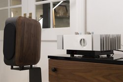 �I�[�f�B�I�Ɂg�f�U�C���̉��l�h������鍡�A�uPATHOS�^chario�v�͂Ȃ��]�������̂��B�C���e���A�̃v��������