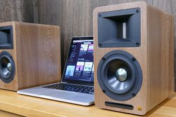 �`���I���肪�݌v�����A�N�e�B�u�X�s�[�J�[�AAIRPULSE�uA80�v�B���̎��͖͂{����