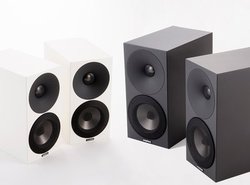 �����ɏ����������炷�A���y�D���ɑE�߂����X�s�[�J�[�BAmphion�uArgon0�^1�v���r���[