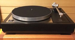 �u�������m�𒷂��v�Ƃ́A�܂��Ƀ���LP12�Ɍq���錾�t�B�V����KAROUSEL�ŃA�i���O�Đ�������ɐi������