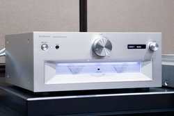 �e�N�j�N�X���̍ŏ�ʃv�����C���uSU-R1000�v�𒮂��B�v�V�I�ȋZ�p�͉����ǂ��i�����������H