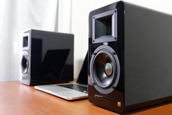 �����җ�ɑi�������Ă���BAIRPULSE�uA100 BT5.0�v���A�N�e�B�u�X�s�[�J�[�̃C���[�W��ς���