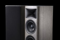 JBL�Ǝ���HDI�z�[�����v���~�A���N���X�ɁB�X�^�W�I���j�^�[�̗����g�ށuHDI-3600�v�̎��͂𒮂�