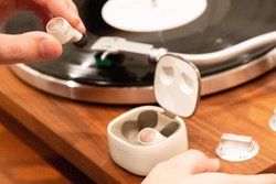 ���S���C�����X�Ń��R�[�h�𒮂��I Bluetooth���ڃA�i���O�v���[���[�Ń��R�[�h�Đ��ɒ���