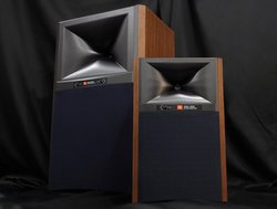 �������Ƃ������̖������AJBL�̐V�X�^�W�I���j�^�[�u4309�v�̓t�@���������y���ނ̂͂��������Ȃ�