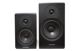 ���ꂼ�f�B�i�E�f�B�I�I�G���g���[���f���uEmit�v�̔��ɋ������ւ����Ȃ�