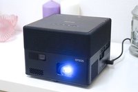 エプソン、8,500lmの高輝度ビジネスプロジェクター「EB-PU1008W