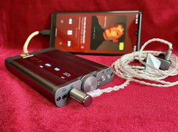 �܂��Ɂg�񓁗��h�I�uxDSD Gryphon�v�̎��͂��|�[�^�u���ƃf�X�N�g�b�v�I�[�f�B�I�̗��ʂ���`�F�b�N