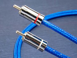 ���������ꂽ�����ցA�]�m�g�[���uGranster AC-1001�v�͐S��������鍂�g�����y���߂�P�[�u����