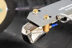 �I�[�f�B�I�e�N�j�J�uAT-ART20�v�ɋ��Q�B���̃J�[�g���b�W����̓A�i���O�̌��E��D�ɒ�������������