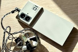�g�������X�}�z�h�̎��͂́H 4.4mm�o�����X�o�͓��ځA�����J�́g�I�[�f�B�I�X�}�z�h�uMIAD 01�v�̉����`�F�b�N�I