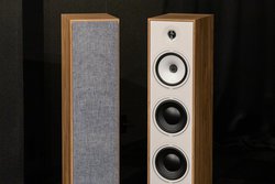 6~̏ȃtXEXs[J[BgCAOuBoreaV[YvAɏ̃{[J𖡂키