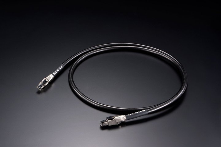 ���ɂ̃l�b�g�I�[�f�B�I�Đ����B�g�����ҁh�̂��߂�LAN�P�[�u���AAIM�uSILVER STREAM�yNAX�z�v�𒮂�