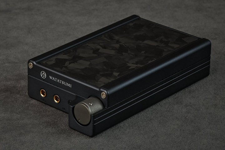 �w�b�h�z���̌��𑶕��Ɉ����o���I�u���X�I�[�f�B�I�̃A���v�uWATATSUMI�v�A5�@��œO�ꃌ�r���[