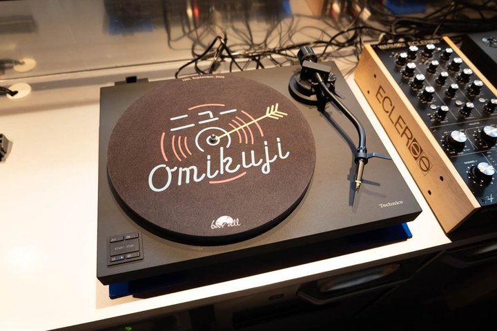 �A�i���O�Đ��ւ̏��ҏ�B�e�N�j�N�X�uSL-50C�v���AJBL�̂��郌�R�[�h�o�[�ő̌��I