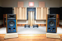 �u���̒��ɂ�2�̃X�s�[�J�[������BJBL���A����ȊO�����v�B�`���̃u���[�o�b�t���A�X�^�W�I���j�^�[�u4369�v�̐^���ɔ���