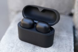 �\�j�[�uWF-1000XM6�v���r���[�BAirPods�Ȃǃ��C�o���@��O���f������̐i�����r����