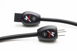 �y�~�j���r���[�z���ꂼ�g���i�j��h�ISynergistic Research�̓d���P�[�u���uAC ONE�v