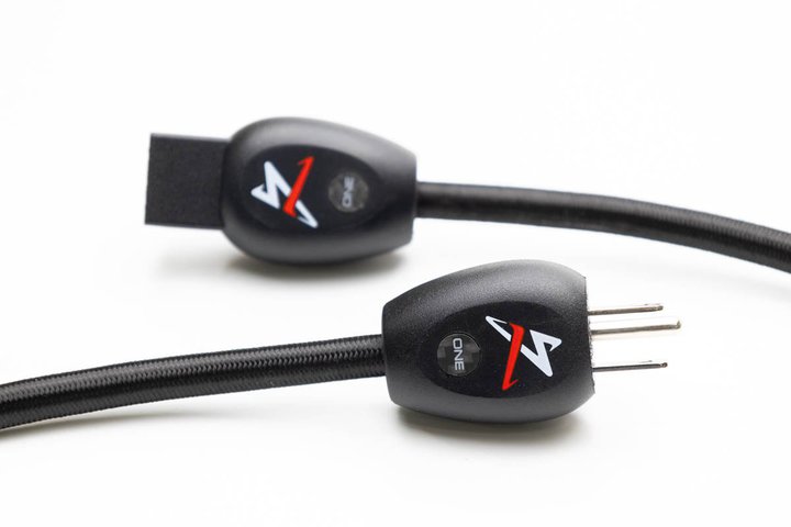 �y�~�j���r���[�z���ꂼ�g���i�j��h�ISynergistic Research�̓d���P�[�u���uAC ONE�v