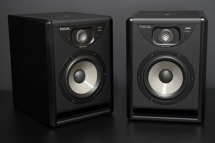 ���x�ȃ��j�^�[���\�A�̂ɂ������ǂ蒅�������̗_��BFOCAL Professional�uST SOLO 6 BLACK�v���r���[