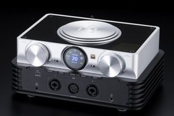 iFi audio�Ӑg�̃t���O�V�b�vDAC/�A���v�uiDSD Phantom�v���r���[�������n�Ǝ҂ɐu���u�����h�̐݌v�N�w