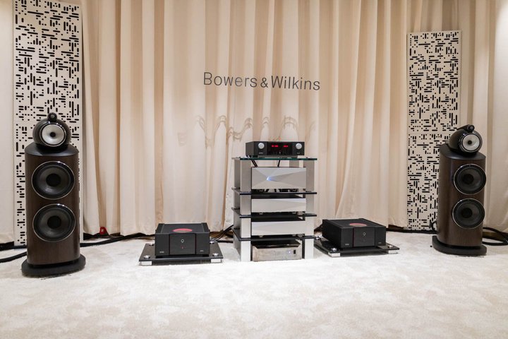��HIGH END��B&W�u801 D5�v�A�R�V�������̑���C���v���b�V�����B�u��z�����x�[�X�̉��F�ɖ{���I�i����������v