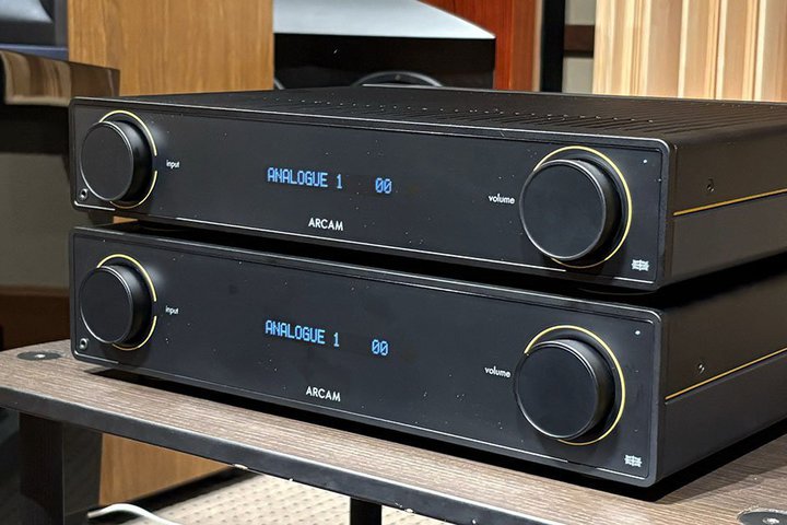 �gMusic First�h�̃X�s���b�c���Â��B�C�M���X����EARCAM�̍ŐV�v�����C������߂�X�}�[�g�ȉ��y���𒮂�