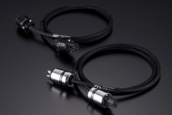 �g���y�̍��h�𒍓�����R�[�h�E�J���p�j�[�̓d���P�[�u���B�uVega Power Cable�v2���f���̈Ⴂ������