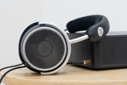 ���G���W�j�A���v���`�����g���R�ȉ��h�������ɂ���BGrell Audio�̃w�b�h�z���uOAE2�v�𒮂�