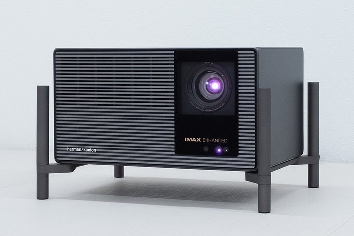 XGIMI��4K�v���W�F�N�^�[�uTITAN Noir Max�v���r���[�I �L��ȃR���g���X�g�Ƃ�������ƒ��ލ��ɂ��V���ȃV�l�}�̌�