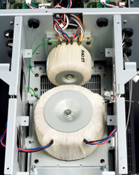 �p���[�A���v�̊j���\�����鋭�͂ȓd�����ɂ́A�����ɗD�ꂽ��������e�ʃg���C�_���g�����X��2����